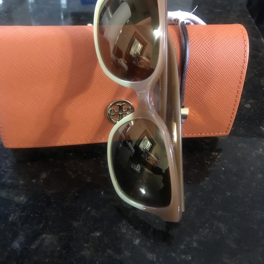 New Tory Burch shades no scratches never worn.
